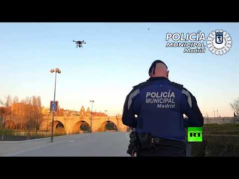شاهد الشرطة الإسبانية تستخدم الدرون لتوعية المواطنين