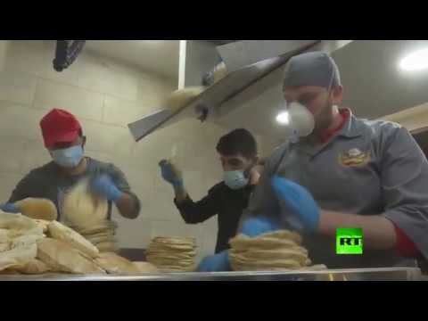 شاهد السلطات الأردنية تبدأ توزيع الخبز على السكان