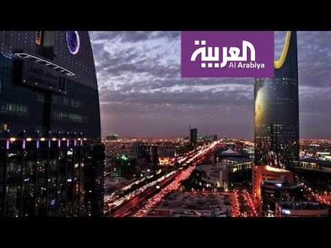 شاهد سعوديون ينشدون لوطنهم أثناء منع التجول من شرفات المنازل