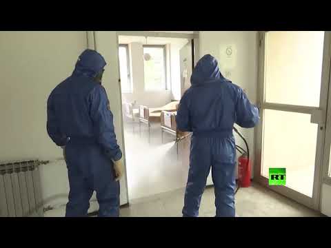 شاهد فريق العسكريين الروس يعقم مركزا دراسيا للقوات الصربية