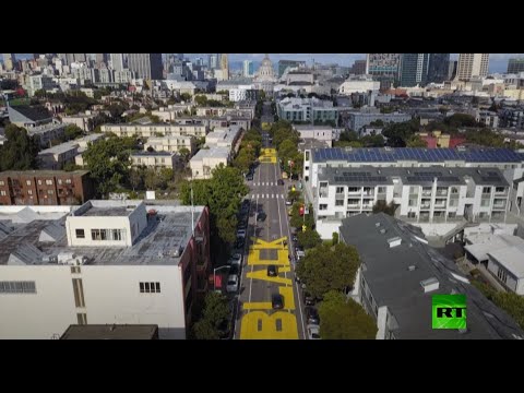 شاهد محتجون يرسمون لوحة ضخمة تحمل عبارة حياة السود مهمة