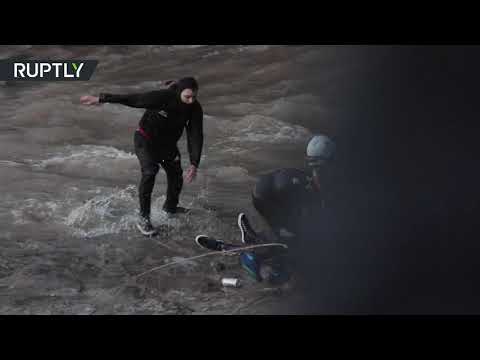 لقطات درامية لشاب يزعم أن الشرطة دفعته إلى النهر