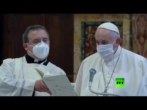 البابا فرنسيس يضع كمامة لأول مرة خلال مناسبة عامة بعد الانتقادات