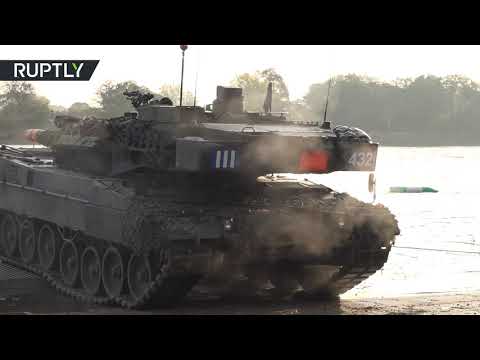 عشرات المدرعات والدبابات تعبر نهر إلبه أثناء تدريبات الجيش الألماني