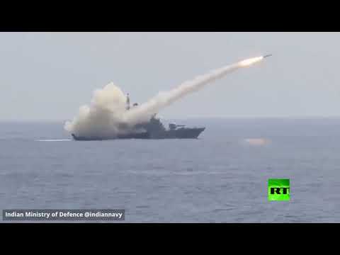 السفينة الحربية الهندية أي إن إس برابال تُطلق صاروخًا مضادًا للسفن