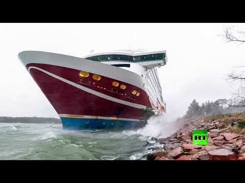 جنوح عبّارة تحمل على متنها 400 شخص إلى ساحل فنلندا