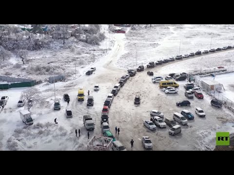 طوابير طويلة من السيارات أمام عبارة للنقل من جزيرة إلى البر الرئيسي في روسيا