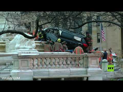 حافلة تصطدم بنصب تذكاري في نيويورك